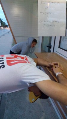 zoufalství ze zavřeného info stánku pro turisty